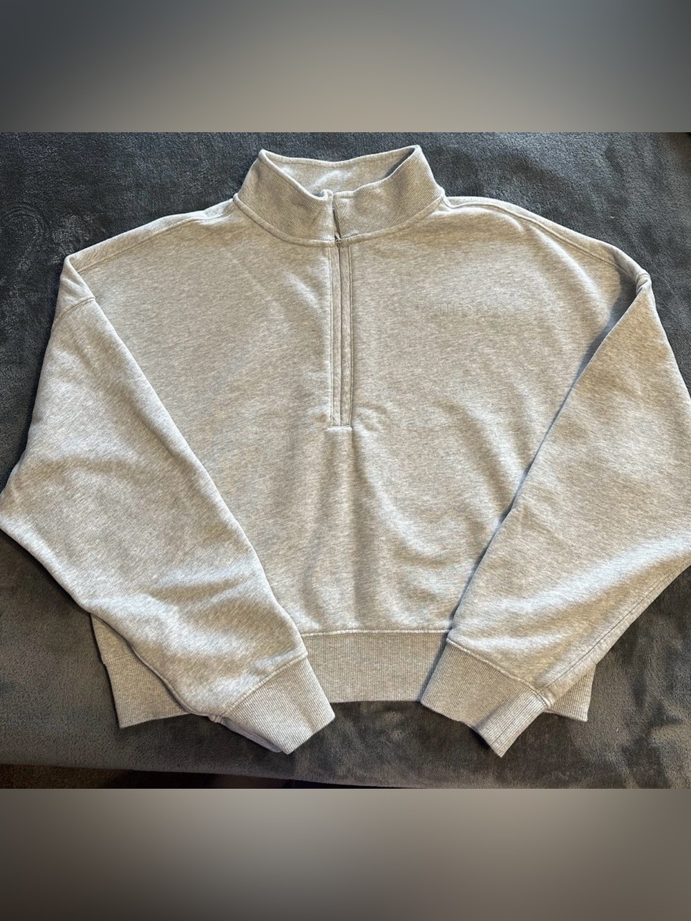 FLEO Weekender Cropped Sweatshirt size large. Like New!